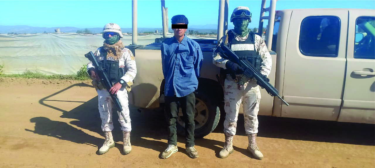 Personal militar perteneciente al 67 batallón de infantería de San Quintín, aseguraron a una persona en posesión de (CRISTAL).