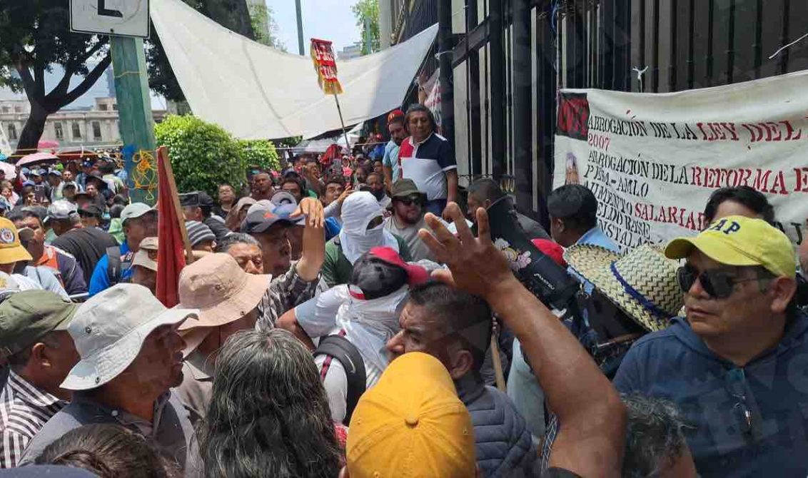 ¡Estalla protesta en Segob! Integrantes de la CETEG irrumpen con violencia; lanzan explosivos y causan destrozos