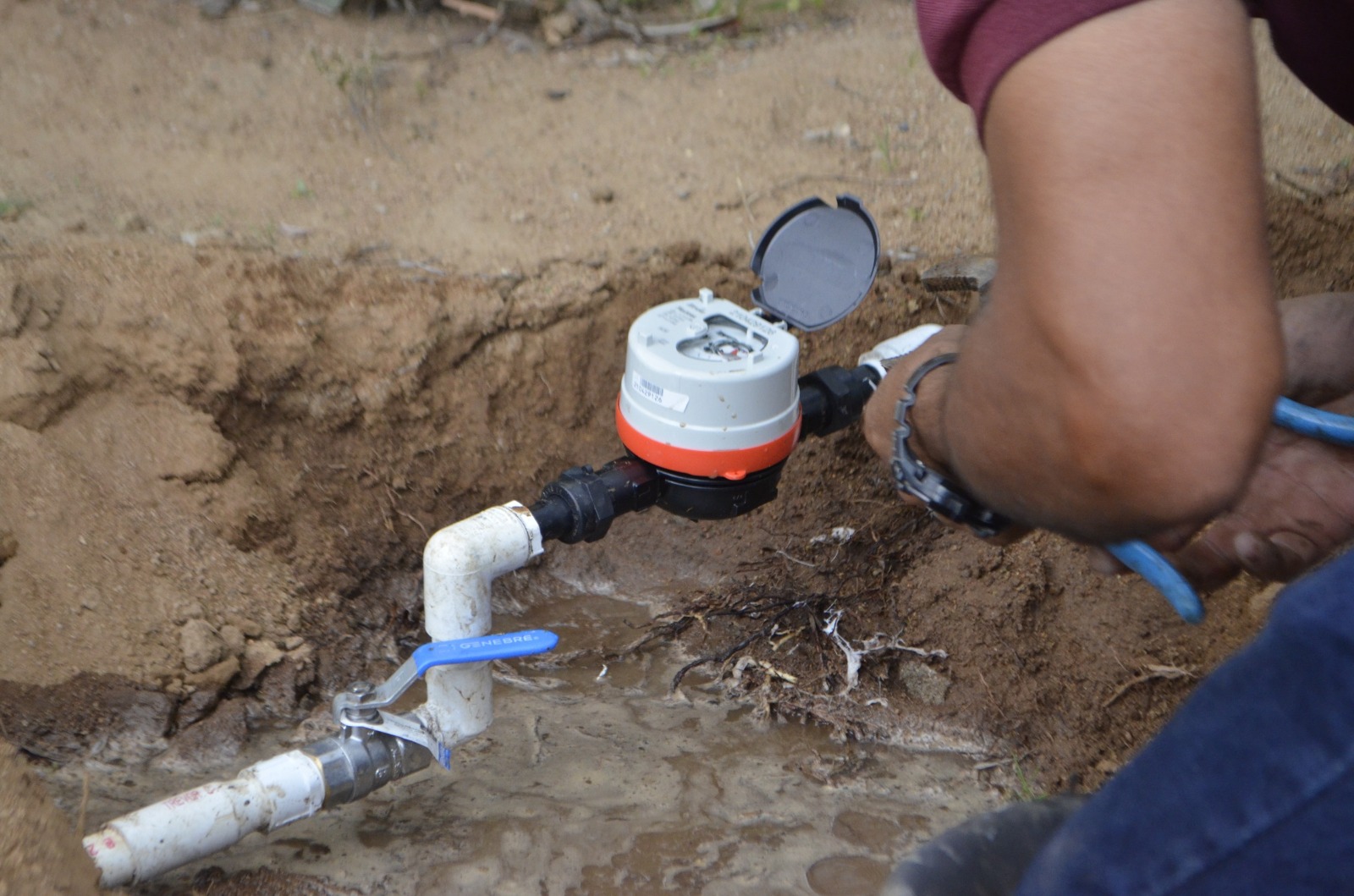 CESPE llama a cuidar los medidores de agua: una responsabilidad compartida por el consumo justo