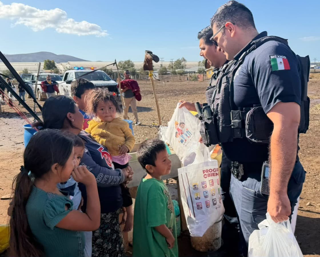 Llevan ayuda a familias damnificadas por las lluvias en Ensenada